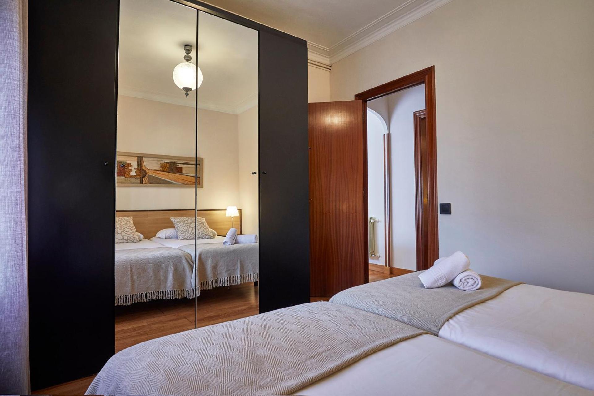 Sagrada Familia - Gaudi Apartment Barcelona Bagian luar foto